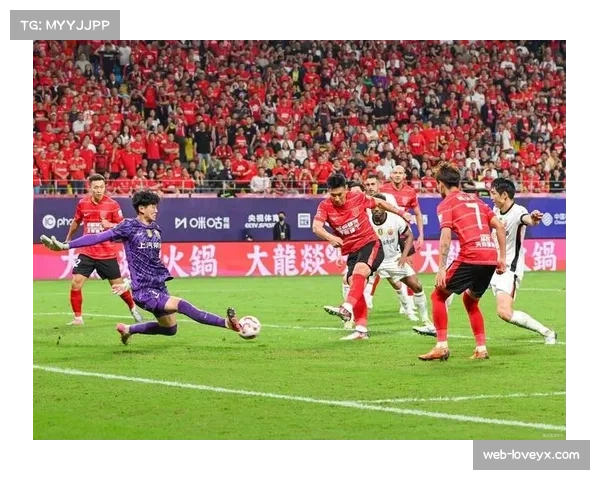 【2026年4月中超联赛区域防守与盯人混用趋势·人物·特写报道特写：一位视频分析师的午后，他正在为下一场比赛剪辑对手进攻核心的跑位习惯片段