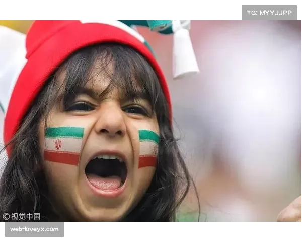 转播镜头捕捉：看台上有小球迷举起“阿隆索，请留下”的标语牌